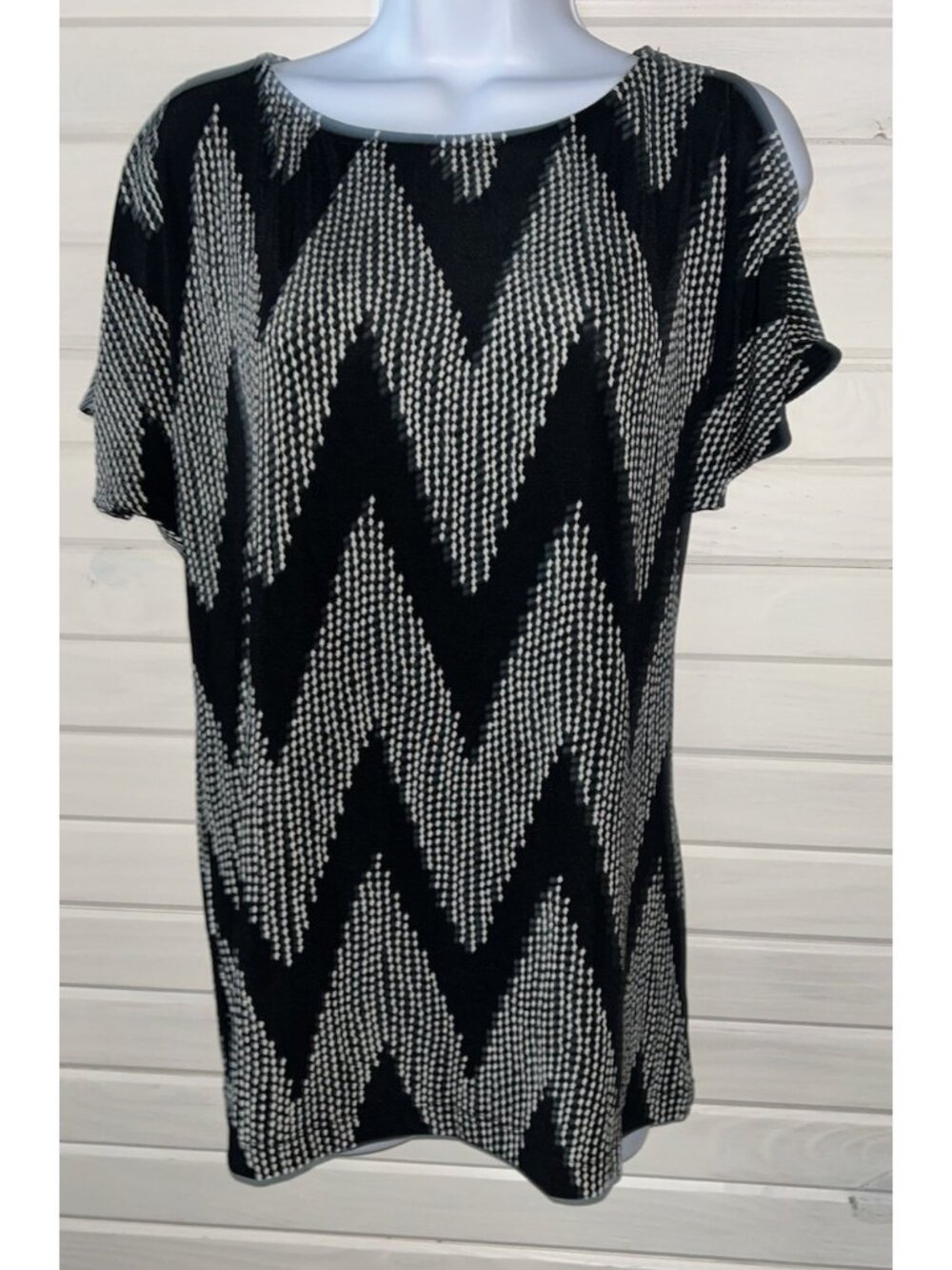 Chicos Travelers Sz 1 (MEDIUM) Black White Chevron Tunic Top USA Made EUC